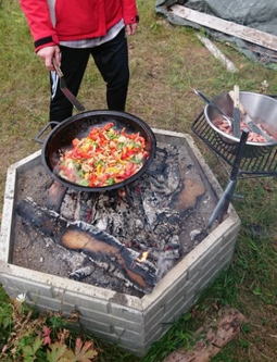 När väder och tillfälle ges lagar vi ibland även maten utomhus.