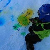 Att måla i snö tycker många barn är roligt